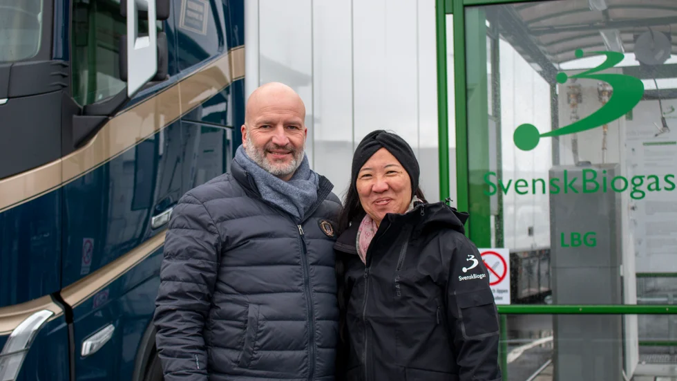 Erik Alfredsson, vd på Alfredsson Transport, och Anna Lövsén, vd Svensk Biogas och affärsområdeschef Biogas, Tekniska verken, vid invigningen av den nya pumpstationen.