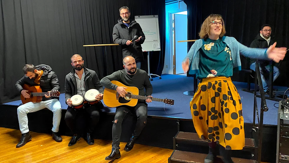 Malin Karlsson hälsar nya musiker välkomna till Bryggaren. Målet är att få ihop en "världsorkester", att orkestern ska samla folk med olika kulturell och musikalisk bakgrund för att spela tillsammans.