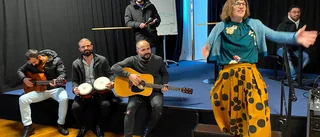 Fullt ös på Bryggaren – flera konstformer på samma gång • VIDEO: Nybildad orkester tar sina första steg – med en jullåt