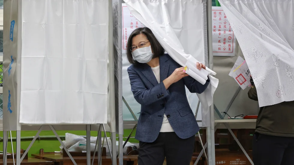 Taiwans president Tsai Ing-wen röstar i lördagens lokalval. Men resultatet blev inte vad hon hoppades på. Därför avgår Tsai som partiordförande – men inte som landets president.