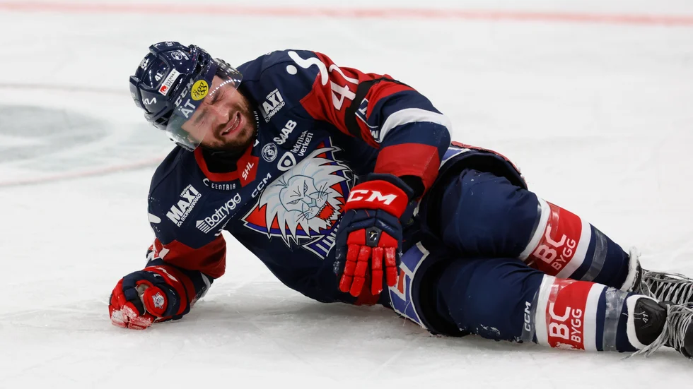 Linköpings Broc Little ligger knäskadad på isen under lördagens ishockeymatch i SHL mellan Frölunda HC och Linköping HC.