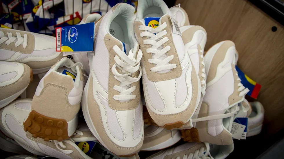 Årets sneakers från Lidl kommer i beige och vitt. 