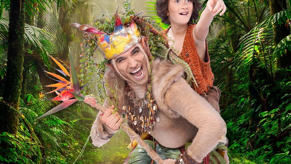 Sean Banan och Einar Alvarado Lönberg i rollerna som kung Gibbon och Mowgli i "Djungelboken – the musical". Pressbild.