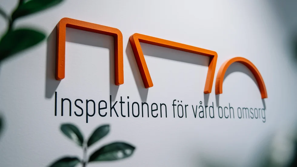 Inspektionen för vård och omsorg ska utreda varför läkarna på en vårdcentral missade att en kvinna i 60-årsåldern hade tarmcancer. Arkivbild.