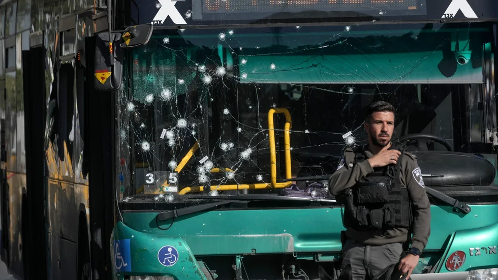 En buss tog skada vid en av explosionerna på onsdagsmorgonen.