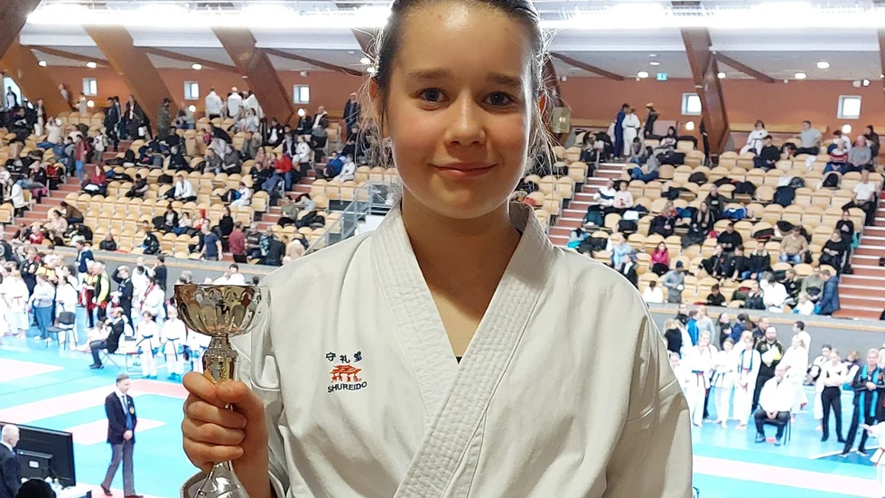 Leila Karlsson med silverpokalen hon vann i Karate kid cup.