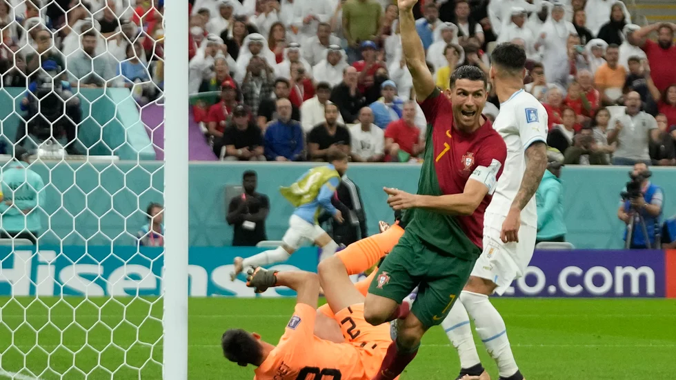 Portugals Cristiano Ronaldo firar segermålet mot Uruguay, men var han på bollen? Kort senare tillskrevs målet Bruno Fernandes.