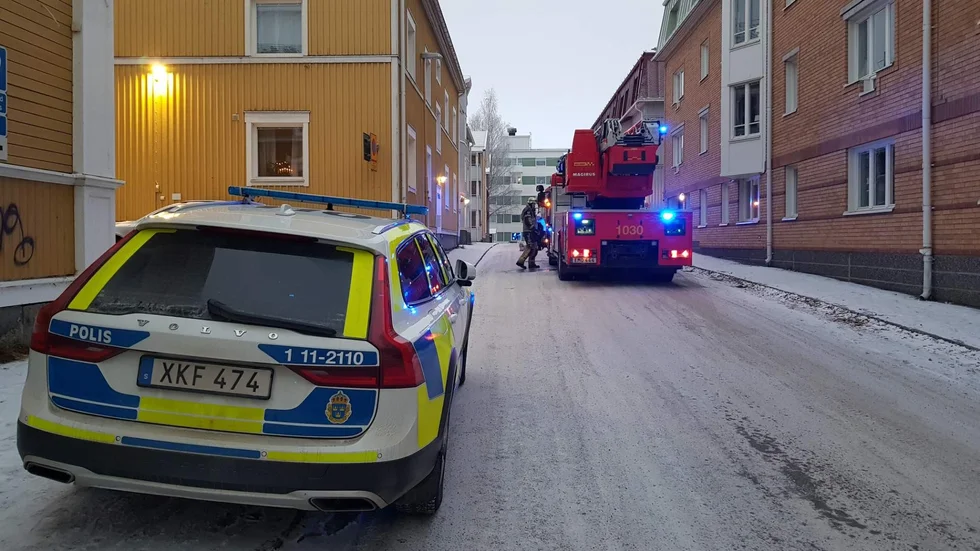 Räddningstjänsten och polisen fick rycka ut till ett flerfamiljshus på måndagsmorgonen.