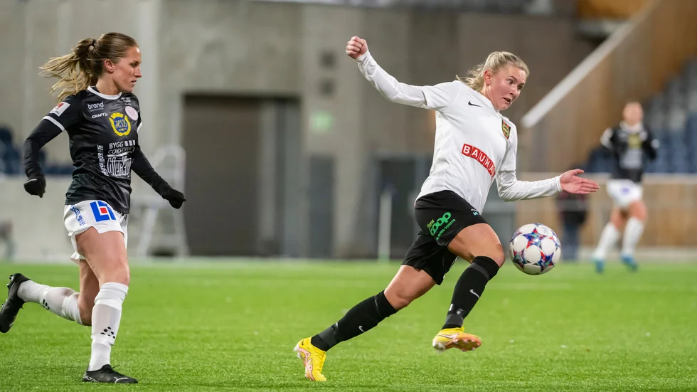 Hanna Persson jagar förra Uppsalaspelaren Ellen Toivio. 