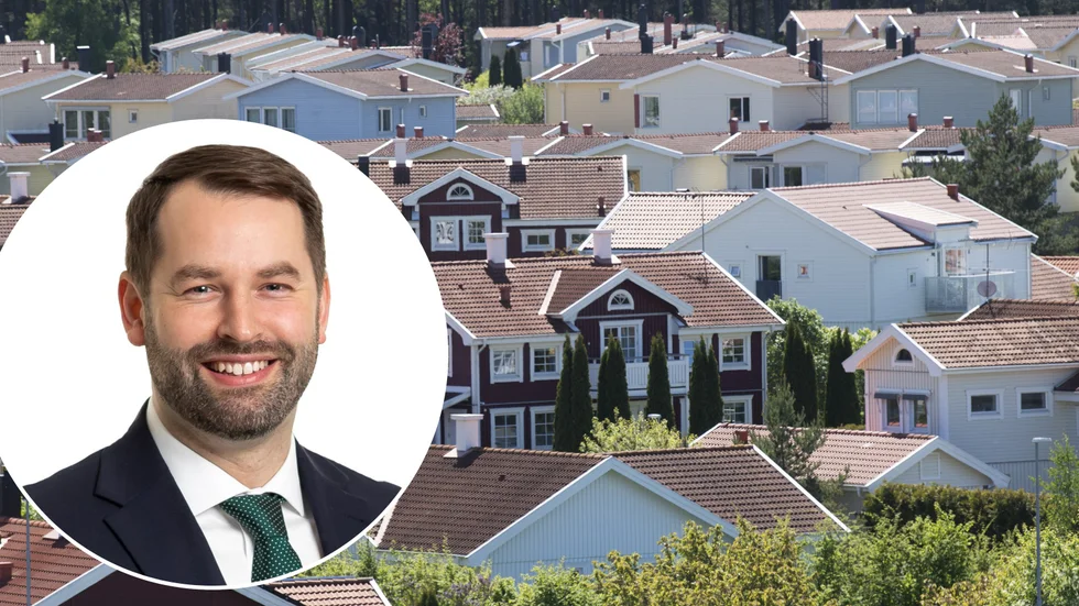 "Jag tror priserna kommer att fortsätta nedåt", säger Sebastian Hanisch, mäklare på Länsförsäkringar fastighetsförmedling. Han tror på en vändning uppåt tidigast senvåren 2023.  