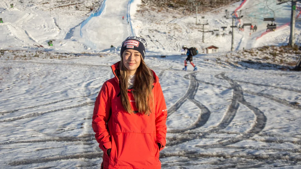 "Det ser bra ut, vi har gott om snö och det räcker till full bredd i Becca-backen. I andra nedfarter får vi komplettera med lite kanonsnö", säger Rebecca Gunnarstedt, Kåbdalis skidliftar.