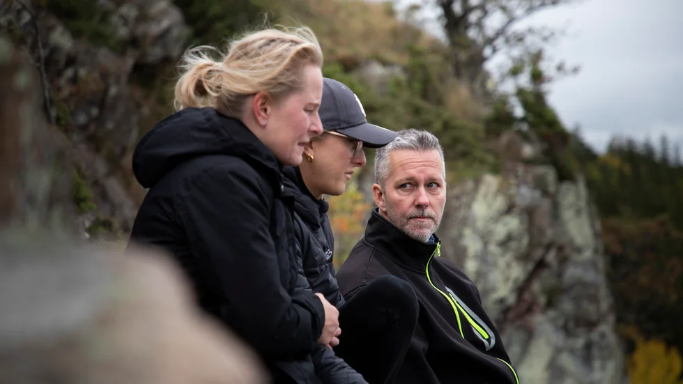 Familjen är kritiska till att vården släppte ut 21-årige William på permission från psykiatrin. Det var hit, till Omberg, han åkte och avslutade sitt liv när han fick permission. Nu har Region Östergötland anmält händelsen till Ivo för granskning och chefläkaren menar att den kan ha varit undvikbar.
