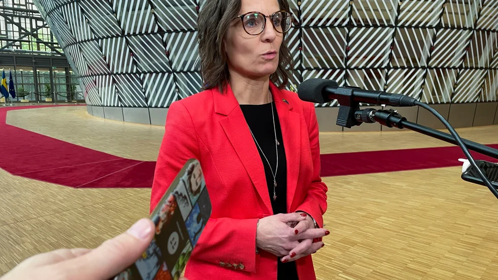 EU-minister Jessika Roswall (M) på väg in till fredagens ministermöte i Bryssel.