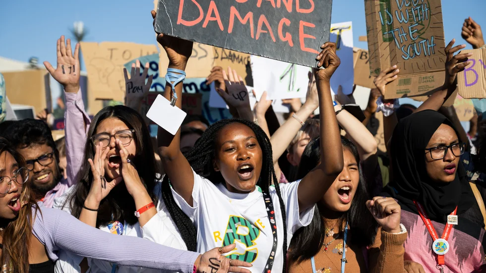 Patience Nabukalu från Fridays for future i Uganda (i vit t-shirt) i en protest under COP27.