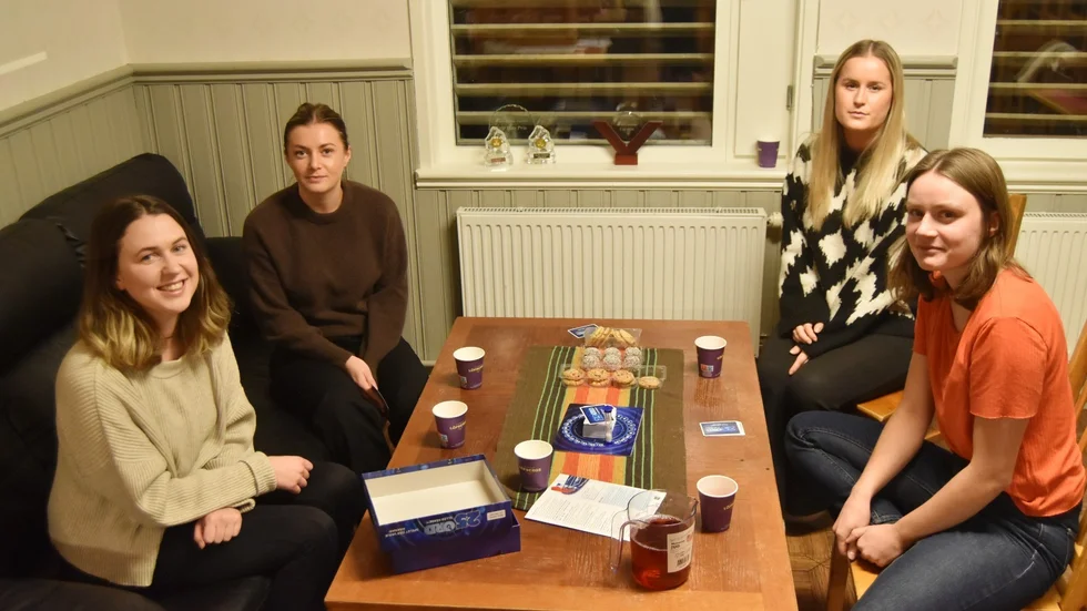 Agnes Grehn, Fanny Lindgren, Kajsa Johansson och Hanna Bäck spelade mot varandra i spelet 25 ord eller färre.