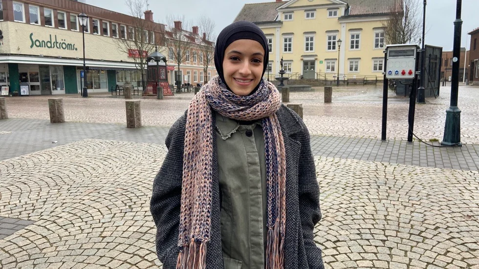 En grå och regnig tisdag i november möter Vimmerby Tidning Amena Alsameai. På frågan om hon vill framföra hennes nya låt för oss svarar hon ja direkt och äntrar "scenen" i form a torget.