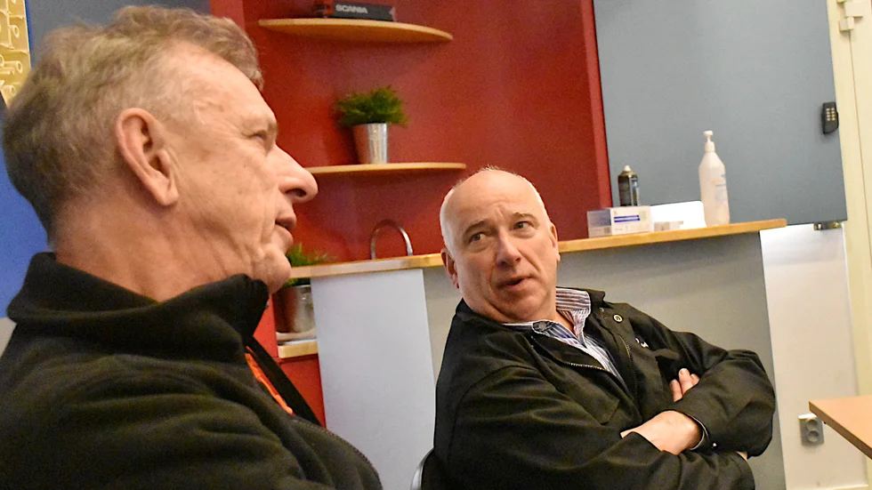Björn Persson på Eon, t.v, ger besked som gör Anders Melin, vd för Ljunghäll i Södra Vi, nöjd. "Vi behöver verkligen bättre driftsäkerheten och få betydligt högre kapacitet. Sen har vi förstås elpriset. Men det är en annan femma", säger Anders Melin.