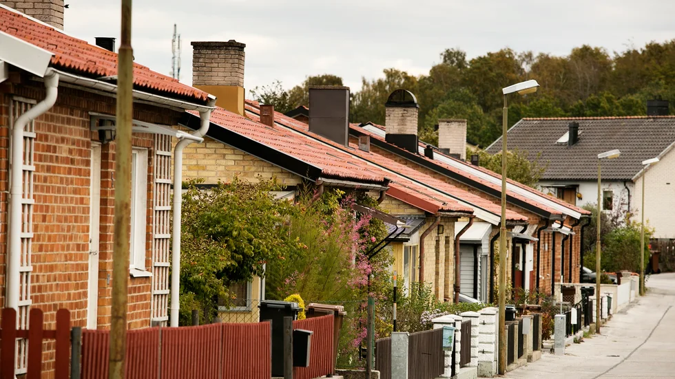 Östergötlands villapriser har gått upp lite sedan årsskiftet. Men fler räntehöjningar väntas, något som många tror kommer att pressa ner priserna.