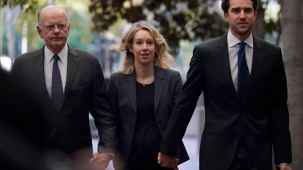 Theranos före detta vd Elizabeth Holmes anländer till domstolen i San Jose i Kalifornien med sin pappa och pojkvän. Arkivbild.