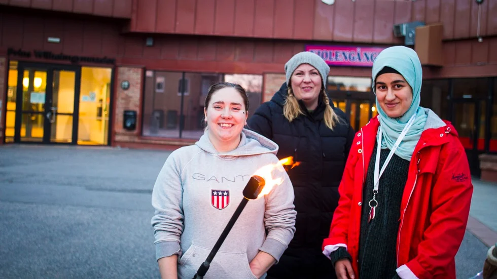 Nina Wande har tillsammans med elevkåren på Prins Wilhelmgymnasiet planerat årets ljusfestival på Violentorget i Flen. På bild från vänster: Hilda Andersson, Nina Wande och Safa Alshebly.