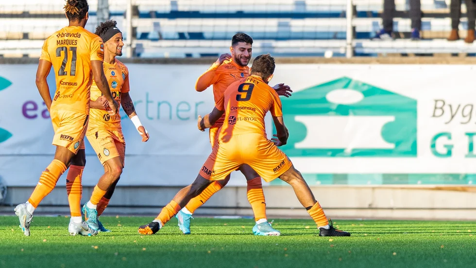 André Alsanati, som här omfamnas av Ashley Coffey, lämnar AFC Eskilstuna för spel i Allsvenskan med Uppsalaklubben Sirius.