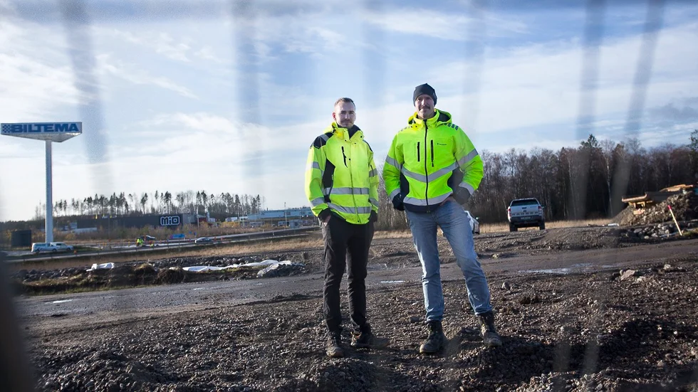 Tidigare var området Lövåsen-Uppsala tänkt som truckstop, men planerna har ändrats. Klart är att det blir tre vägar och anslutning till Biltemarondellen. Andreas Sjöberg, Bygg och schakt, och Niclas Sandberg, Katrineholms kommun, har koll på att arbetet löper enligt plan så att det blir färdigt i november 2023. 