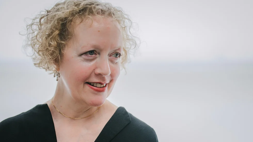 Lucy Ellmann (född 1956) är en skotsk författare född i USA. "Ankor, Newburyport" är flerfaldigt prisad och har hyllats som en av vår tids stora romaner. Det är den första av Ellmanns böcker att översättas till svenska.
