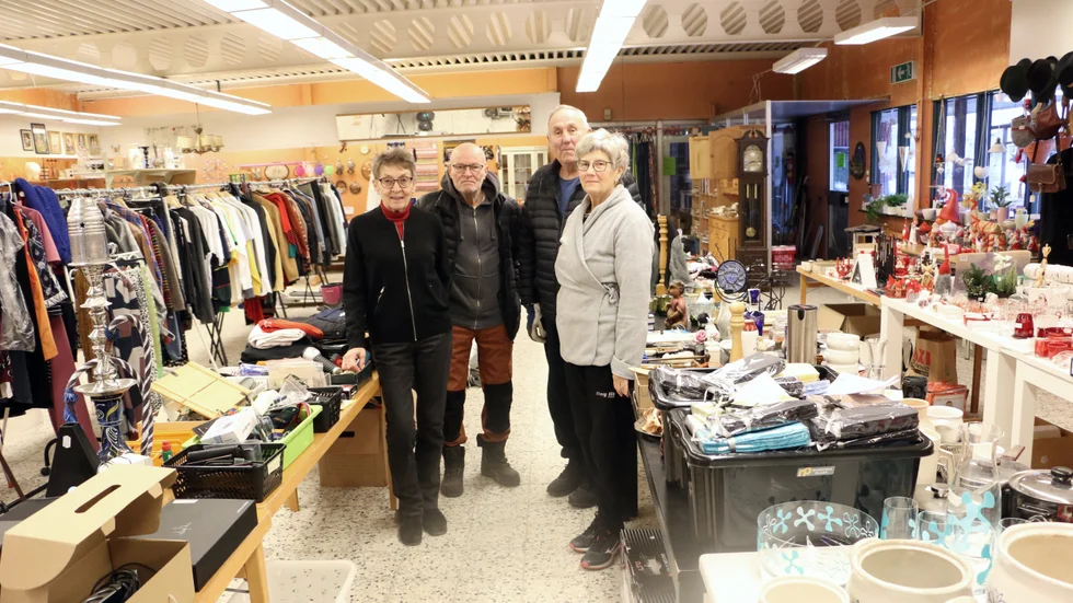 Vännerna Viveka och Göran Prytz och Hans och Ann-Christine Olsson öppnade loppis i Sjulsmark. Nu köar folk för att få lämna in saker som ska säljas.