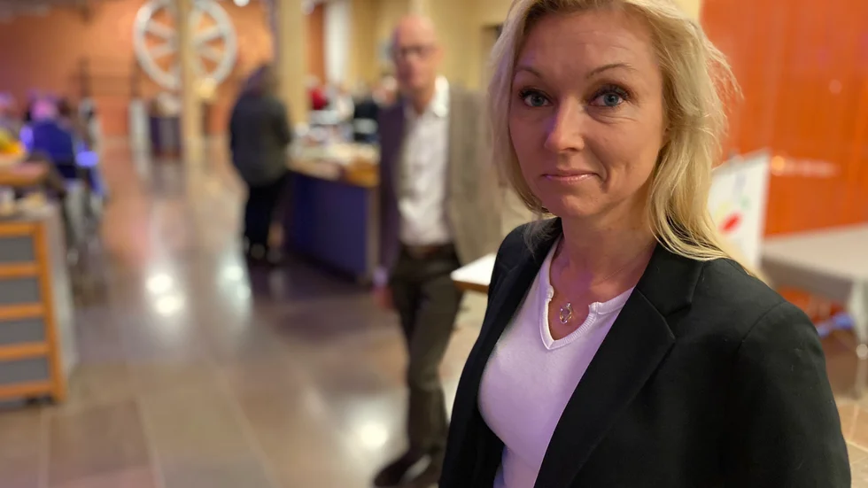 Linda H Staaf, med mötesarrangören Håkan Gunnarsson i bakgrunden, talade om hoten från de kriminella marknaderna när hon gästade Frukostmöte på Scen på fredagen. 
