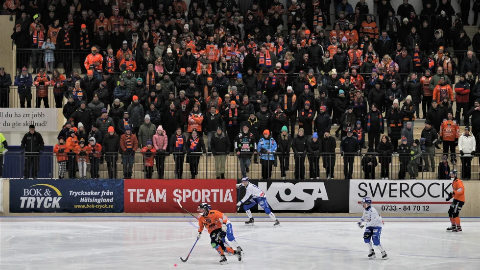 Den orangea väggen har flyttat inomhus. Bollnäs GIF:s klack sjöng och skapade bra stämning i den nya inomhushallen som har skapat en nytändning för bandyn på orten. Draget från Sävstaås har Giffarna lyckats ta inomhus, tycker Jens Bollius.
