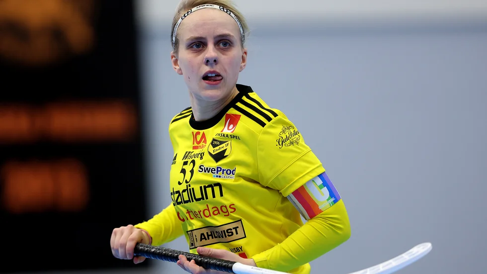 Elin Roos missar Endres match.