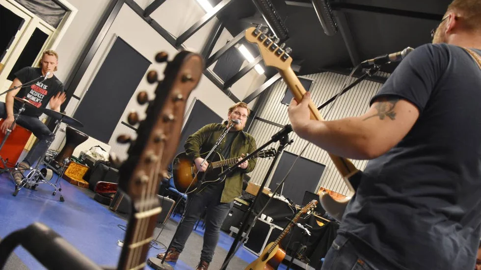Musikkollektivet Höstorkestern är ett av de många bandsammanslutningar som har Tusen Toners lokaler i gamla sjukhuset som sin bas och hemvist. En bas som nu är hotad.