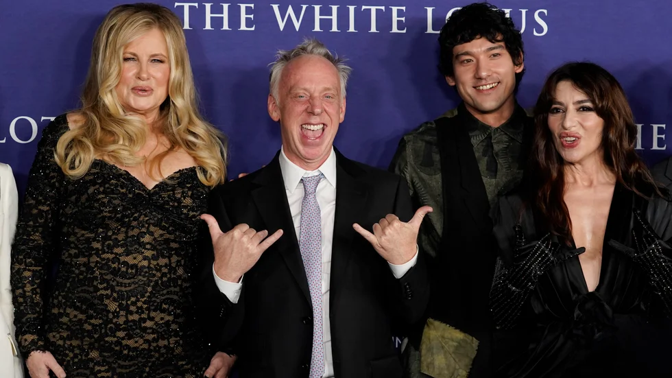 Seriens skapare Mike White tillsammans med några av skådespelarna från den andra säsongen. Arkivbild.