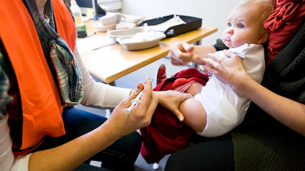 I Sverige erbjuds alla barn vaccin mot ett flertal potentiellt allvarliga sjukdomar. Nu kan även äldre barn och vuxna, som inte blivit vaccinerade, få gratis vaccin i Sörmland.