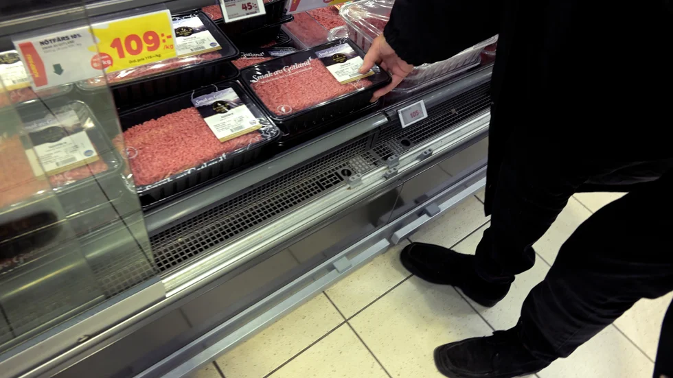 Så här fullt är det inte i köttdiskarna just nu – men snart är utbudet stort igen. Arkivbild.