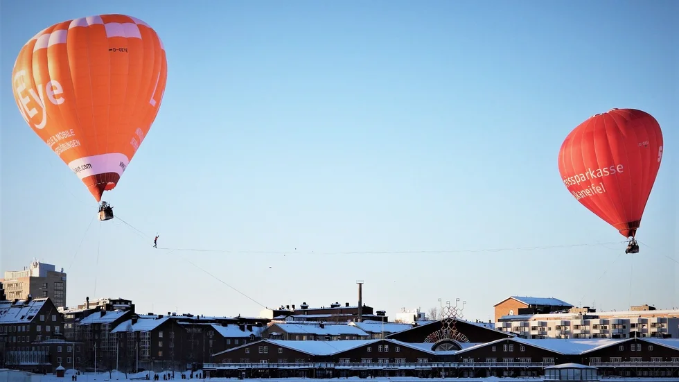 Sören Häggroth beskriver hur han tycker karaktären Christer, i Norrbottensteaterns (långa huset i bild) Kollektivet och lindansaren ovanför Norra hamn hör ihop. "De vågar utmana. De vågar tro på sin förmåga att ta stegen ut i det okända".