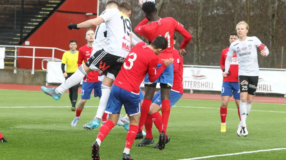 Motala AIF:s Albin Ödberg går upp på hörna i 2-2-genrepet mot Karlslund på Idrottsparken. Ödberg spelade på tre positioner i en match där oron i Maif inför premiären finns kring vem som ska spela spjutspets.