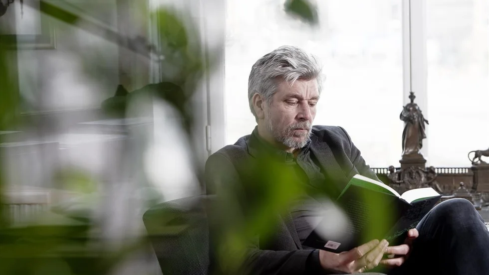 Den norske författaren Karl Ove Knausgård blev en av världens mest berömda författare med den självbiografiska romansviten "Min kamp". "Det tredje riket" är tredje delen i romansviten som inleddes med succéboken "Morgonstjärnan" (2021) och som i fjol följde av "Vargarna från evighetens skog".
