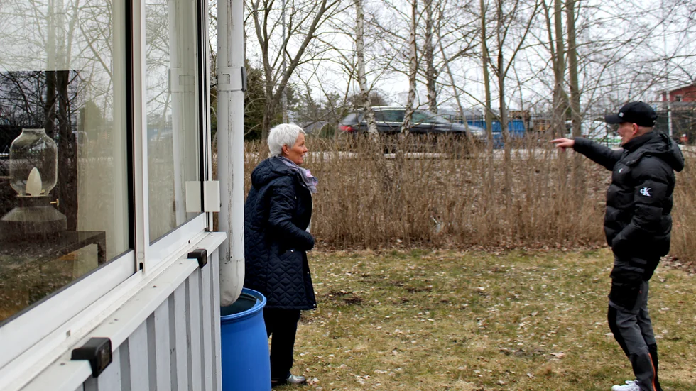 Catrine Svensson och Teppo Olilla pratar i Teppos trädgård. Det skiljer inte många meter från Folkparksvägen. I många år har grannarna velat ha ett bullerplank. Nu, när hastighetsgränsen på vägen kan höjas, befarar de att bullret kommer öka, och att bilarna som idag kör snabbare än 50 även kommer köra snabbare än 60. 