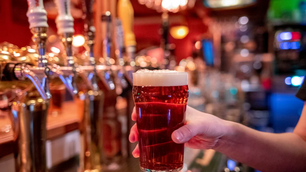 Många svenskar ligger över Socialstyrelsens gräns för riskbruk när det kommer till alkohol. Arkivbild.
