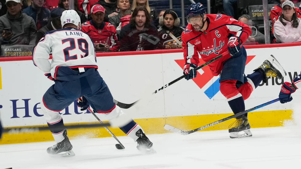 Washingtons Alexander Ovetjkin mot Columbus Patrik Laine.
