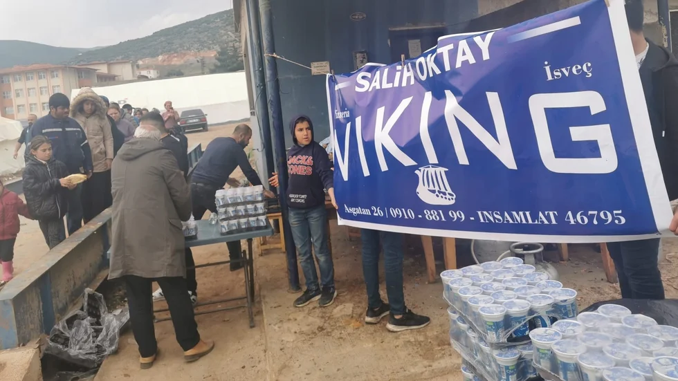 Här är människor som står och väntar på maten, Dönerkebab i en av städerna som drabbades hårt av jordbävningen i Turkiet.