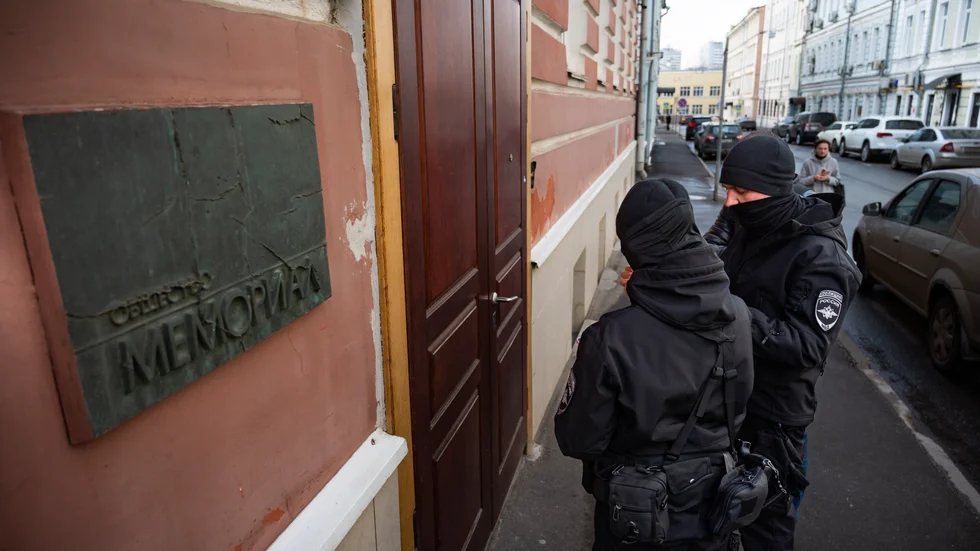 Två ryska poliser framför entrén till Memorials högkvarter i Moskva på tisdagen.