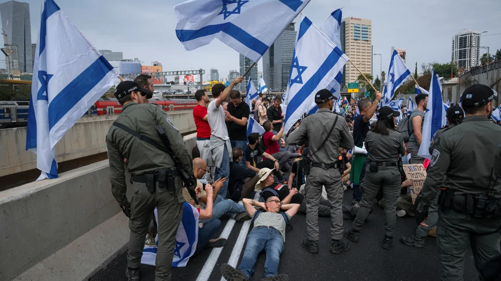 Polisen försöker skingra demonstranter som blockerar en huvudväg i Tel Aviv, Israel.