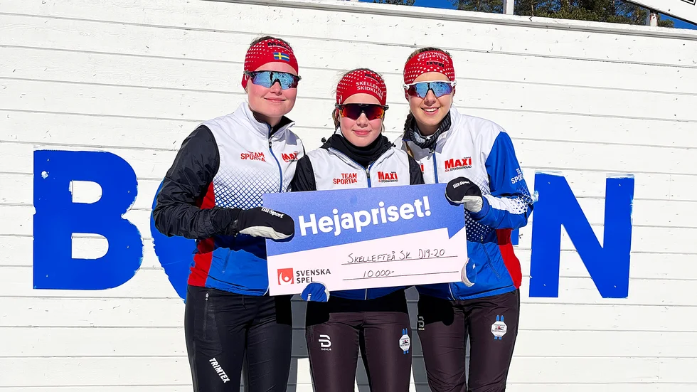 Ella Burman, Evelina Crüsell och Elin Henriksson fick ta emot "Hejapriset" för bästa klubb under lördagens tävling. 