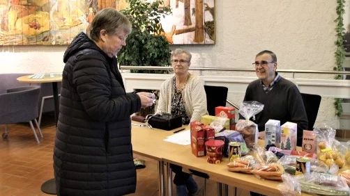 Lottförsäljare Anita Elfmark och Dan Eriksson.
