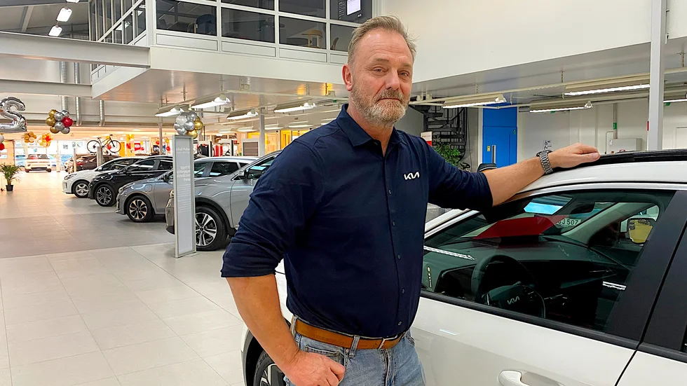 ”Vissa kunder som köpte bil på tisdagen hade vi kontakt med sedan tidigare men flera var helt nya”, säger Michael Andersson, försäljningschef Aros auto där man sålde 17 nya elbilar på tisdagen efter regeringens besked om att klimatbonusen tas bort.