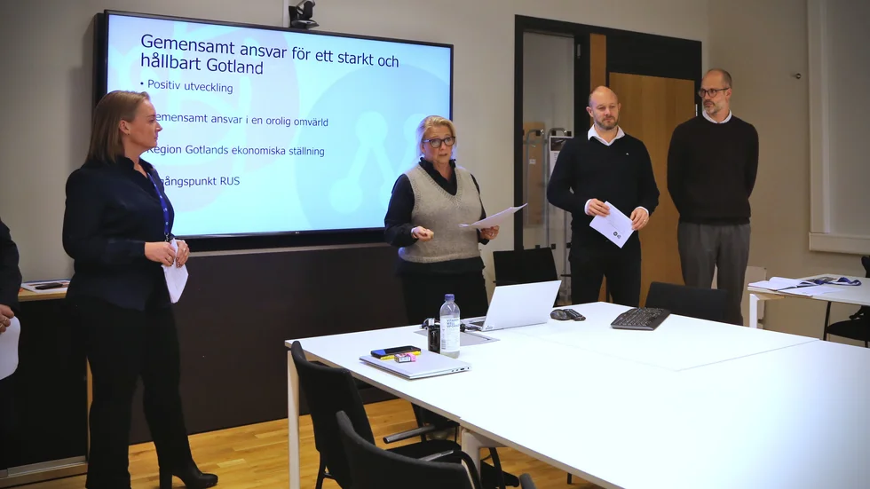 S och M presenterade den överenskommelse som de ska styra Gotland med framöver. På bilden: Sara Wilhelmsson (M), Meit Fohlin (S), Andreas Unger (M) och Filip Reinhag (S)