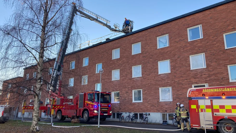 Det började på tisdagsförmiddagen brinna på en vind i Boden.