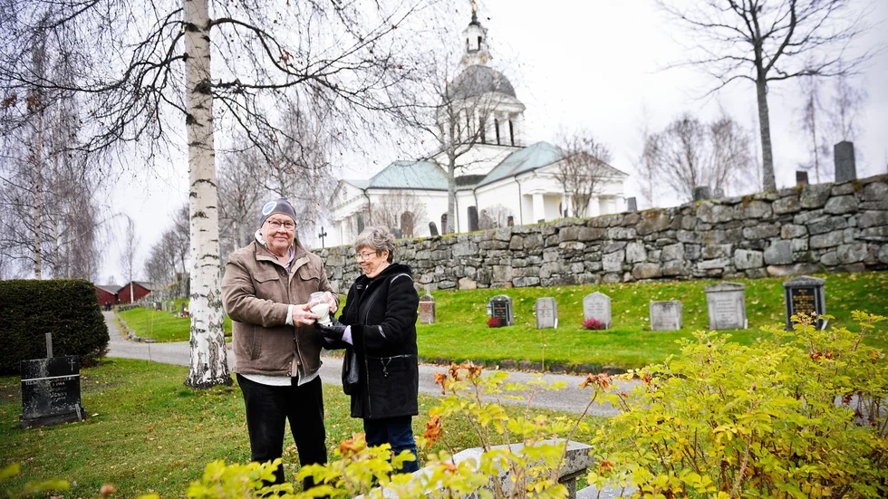 Syskonen Anita Andersson och Ulf Bergqvist tände ljus för sina nära och kära på Landskyrkans begravningsplats.